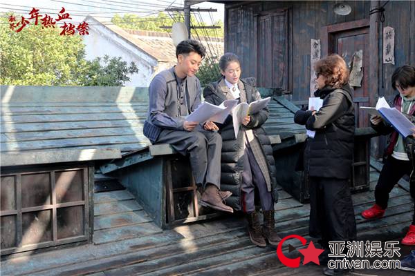 《租界少年热血档案》首次开放媒体探班 黄子韬张雪迎天台甜蜜拥吻遭“偷窥”