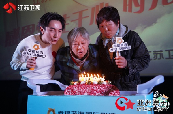《最美的时光》感恩节点燃亲子温情 孙伟现场秀击剑分享与妈妈的那些事儿
