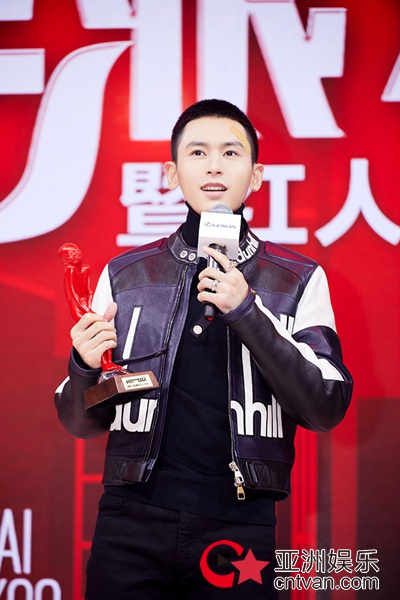 风尚大典张哲瀚获年度潜力演员 实力人气双重肯定