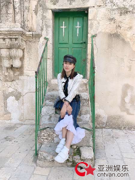 梁佩兰微博发文异国游学感想 文艺女青年的正确打开方式