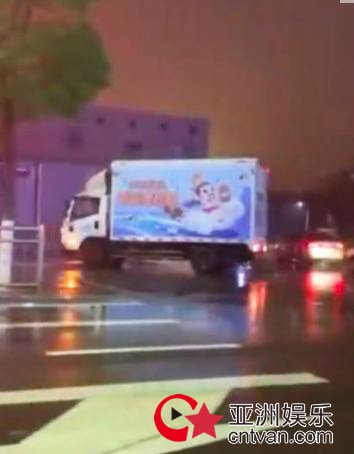 女生抽奖中5吨零食 网友纷纷求交友