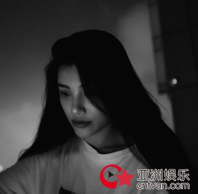 葛天随拍冷艳迷人 黑白风诠释简单美