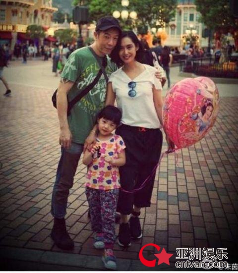 朱茵这样教女儿 女孩子应该矜持