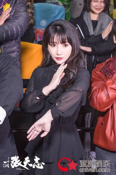 柳岩纱裙化身美艳打女摆咏春pose 与张晋现身影院与观众互动