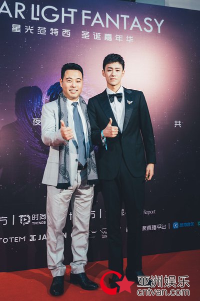 晏紫东亮相时尚集团活动 风度少年玩转经典时尚风