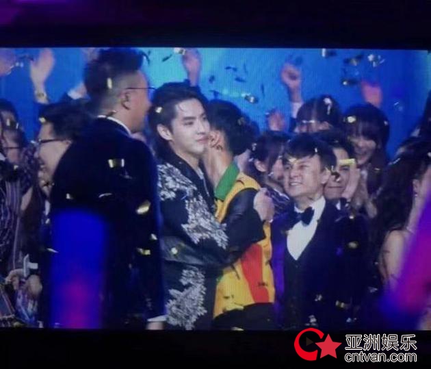 黄子韬关注吴亦凡 同台演出互相拥抱