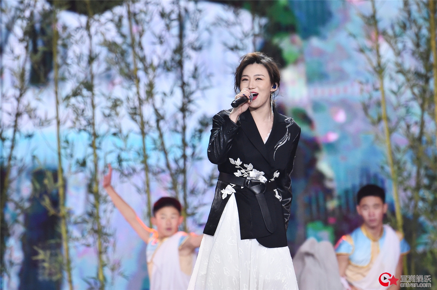 “实力女嗓”刘郡格用音乐致敬金庸 空降浙江卫视跨年夜献唱《沧海一声笑》