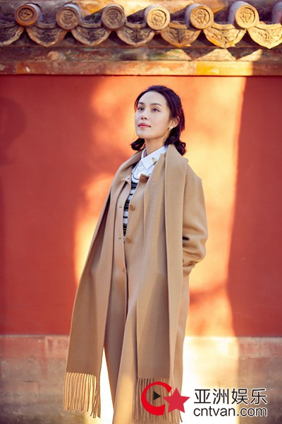韩丹彤参加《上新了故宫》,风衣皮裤与邓伦演绎故宫中的率性格调
