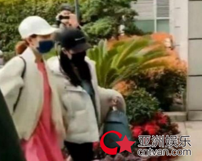 赵丽颖孕期近照 穿搭舒适走路叉腰护孕肚