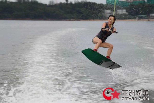 张柏芝上传视频大呼想冲浪 身姿矫健元气满满