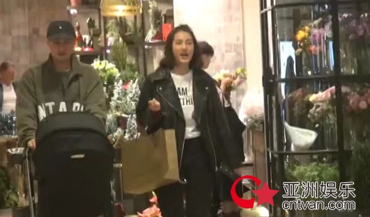 余文乐逛街照顾儿子 王棠云轻松购物十分幸福
