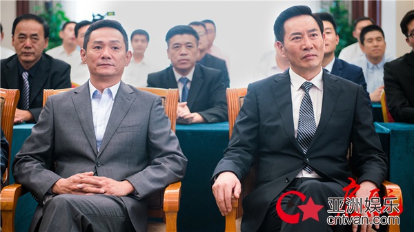 央视大剧《启航》曝老戏骨剧照 神情严肃剧情引期待