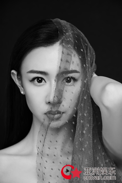 刘木子黑白大片来袭 锁骨美背性感面纱