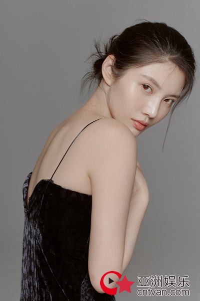 徐冬冬素颜回眸身姿勾魂 衣带小开秀纤细美背