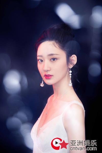 王莫涵亮相时尚盛典 一袭白色长裙甜美可人