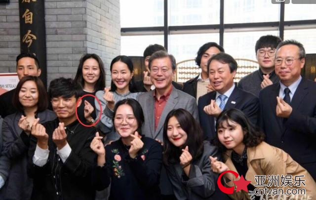 孔孝真拒绝比心 这表情真是生无可恋!