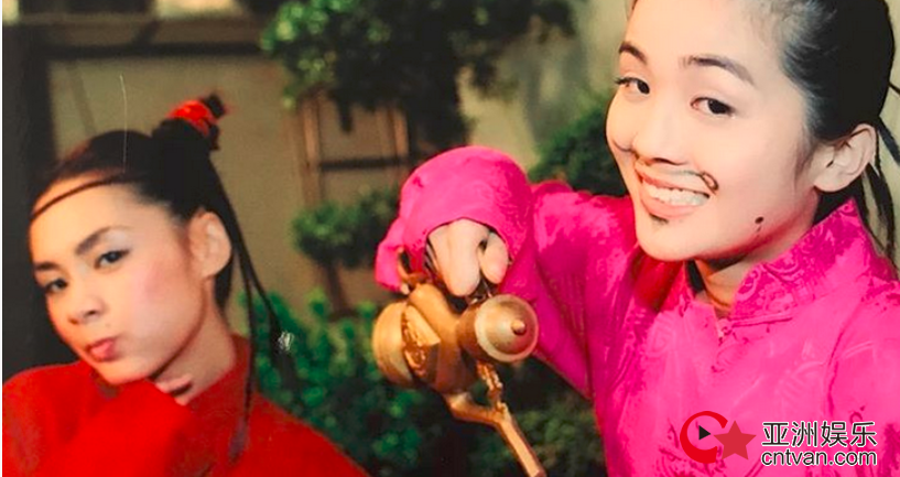 蔡卓妍晒twins旧照 两人民族风打扮青涩可爱