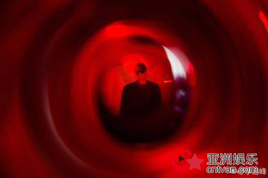 李易峰晒意境照 笑称这是“胃镜”报告