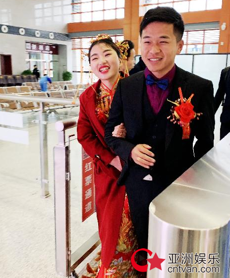 坐动车迎娶新娘 云南小伙称“这个感觉倍儿爽!”