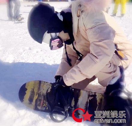 李小璐甜馨滑雪 母女身着同款粉色滑雪服