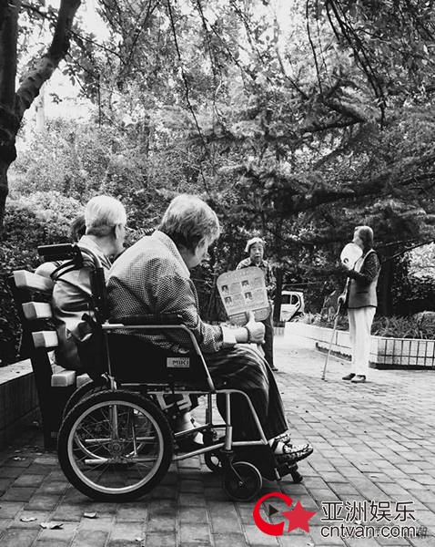 把爱《给爹妈》,小柯化身春运小"佩奇",将爱和温暖全配齐