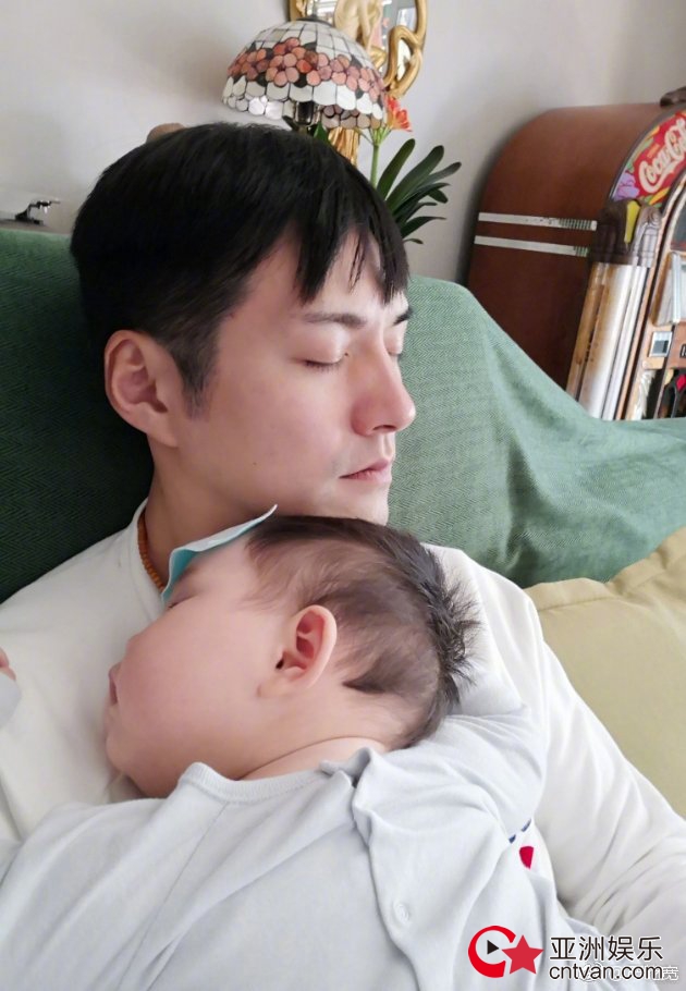 严屹宽心疼女儿发烧 字里行间尽显浓浓父爱