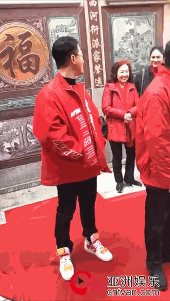 林峯带女友祭祖 甜笑望女友发际线却引网友担忧