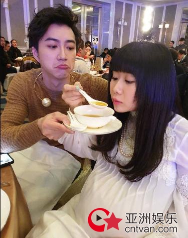 福原爱孕肚这么大了! 获江宏杰贴心喂食