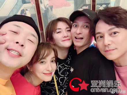 谢娜为吴昕庆生 旧照片显示姐妹真情?