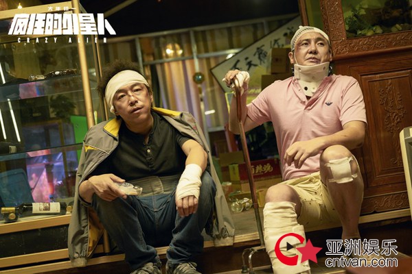 黄渤《疯狂的外星人》升级“耿浩宇宙” 拼“演技”蒙外星人引爆笑