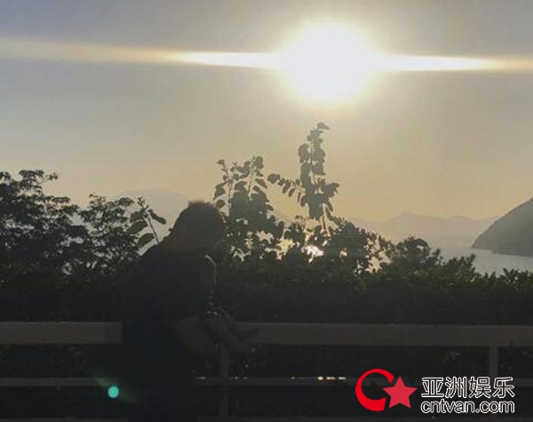 奶爸力Max! 余文乐抱儿子看夕阳