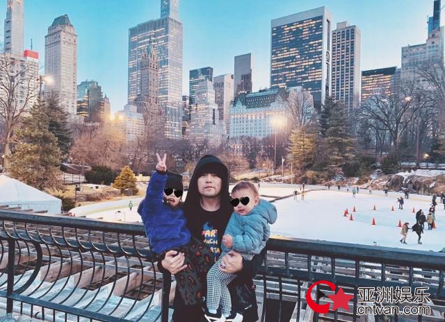 周杰伦晒儿女正面 女儿对镜开心比V