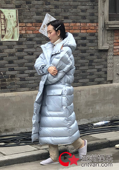 王鸥剧本不离手 身裹银色羽绒服形色匆忙