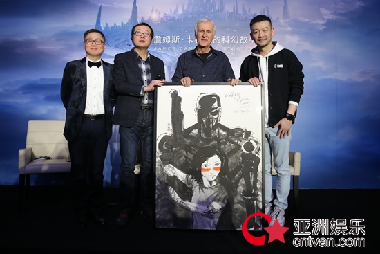 詹姆斯·卡梅隆带《阿丽塔:战斗天使》来华 《流浪地球》导演郭帆惊喜现身送祝福