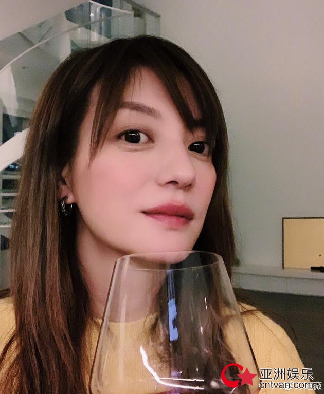赵薇晒自拍瘦回巅峰 手持红酒杯大眼睛神采奕奕