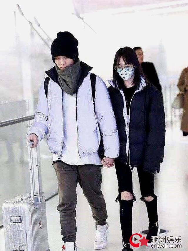 郑爽张恒穿情侣装 手挽手非常甜蜜