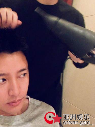贾乃亮晒自拍侧脸 幽默“吐槽”造型师