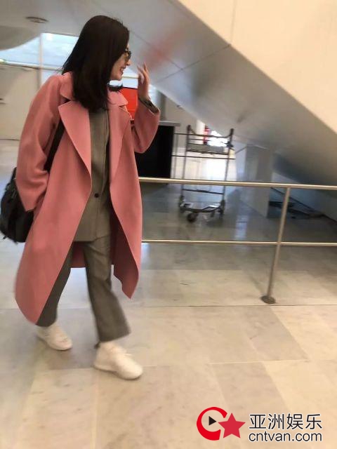 江疏影被拍成1米3 女神也没逃过“路人视角”的魔咒