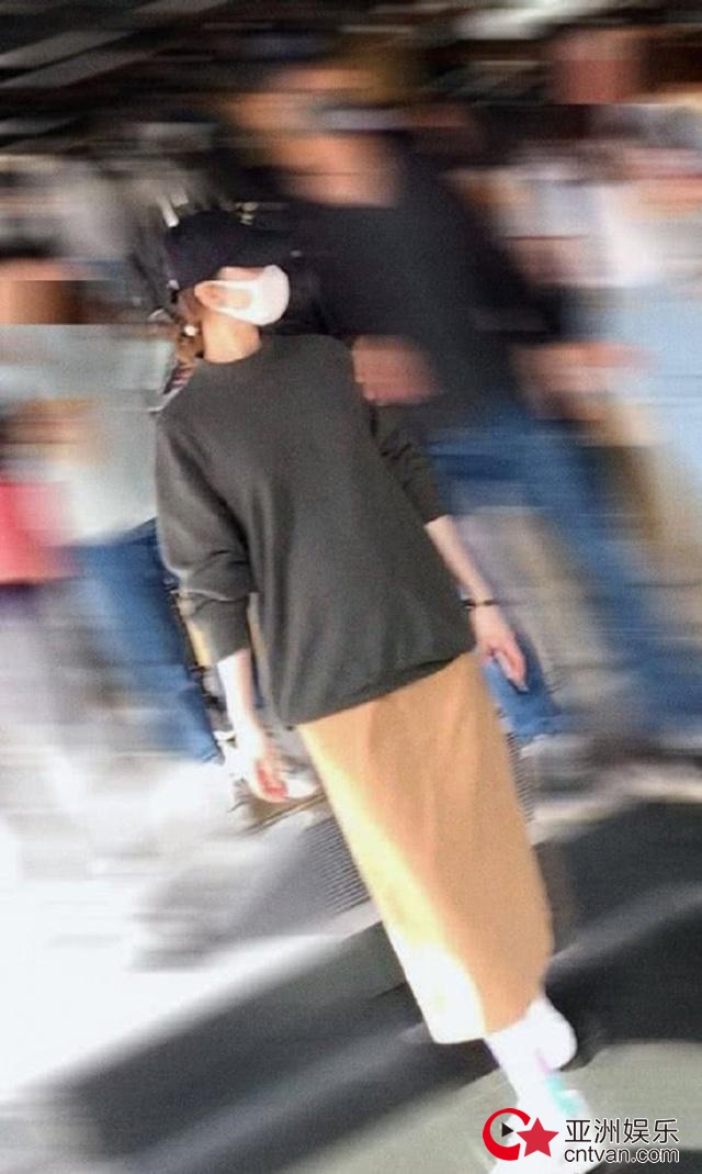 刘诗诗怀胎七月孕肚照 穿平底鞋逛街四肢仍纤细