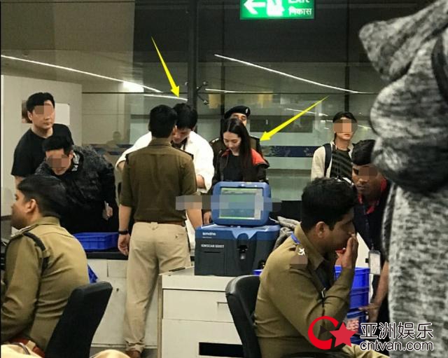 郭碧婷向佐同游印度 一路牵手同行热恋中