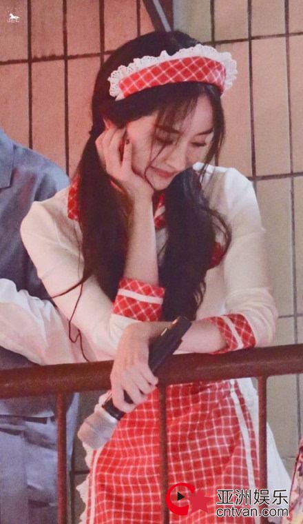 杨幂双马尾女仆装 单手托腮低头笑很少女