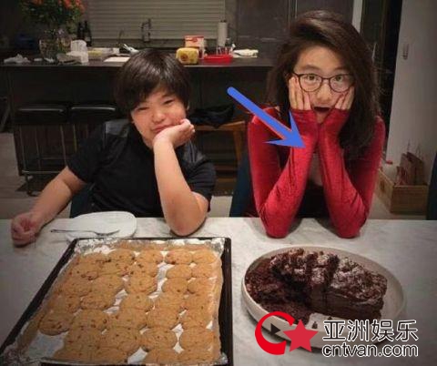 黄磊晒多多做蛋糕 更受关注的却是她的深V上衣