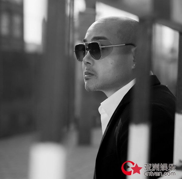李泽坚十年回首 《留不住你的温柔》爆火抖音