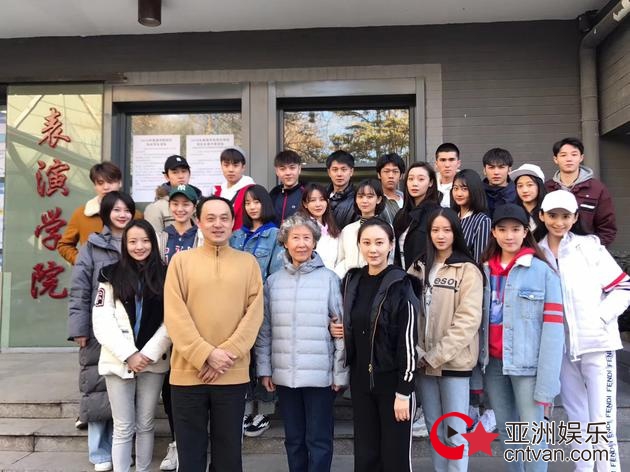 关晓彤现身北电开学 全班大合照十分养眼