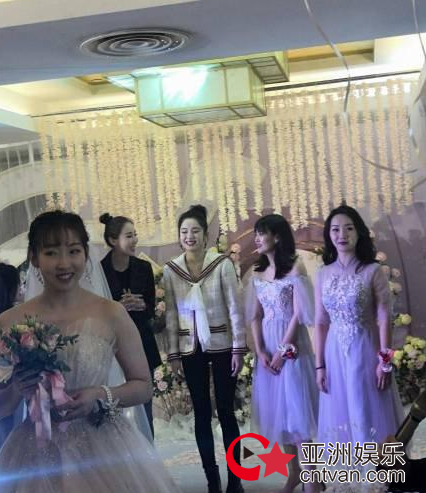 娜扎接到新娘捧花 闺蜜婚礼跳舞抢镜