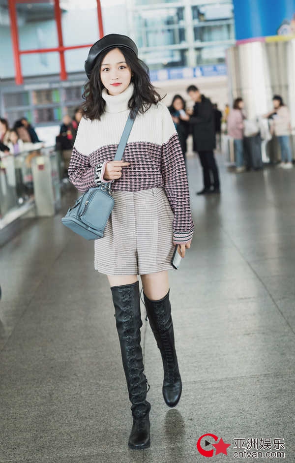 何泓姗获赞“初恋女孩” 衣品满分很吸睛