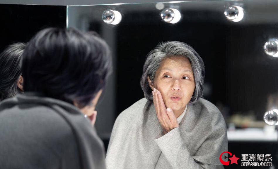 杨千嬅首试老人妆 与老公丁子高相拥而泣