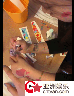小花妹妹为邓超涂指甲油 父女俩温馨逗趣十分有爱