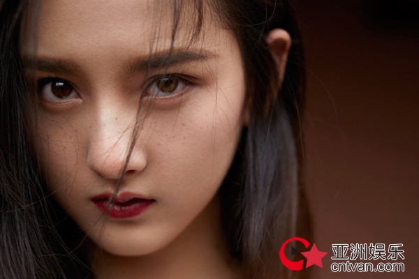 宋祖儿化小雀斑妆 灵动可爱美出新高度