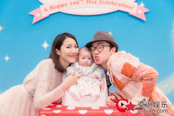 王祖蓝女儿乖巧可人 百日宴圈内好友齐祝贺